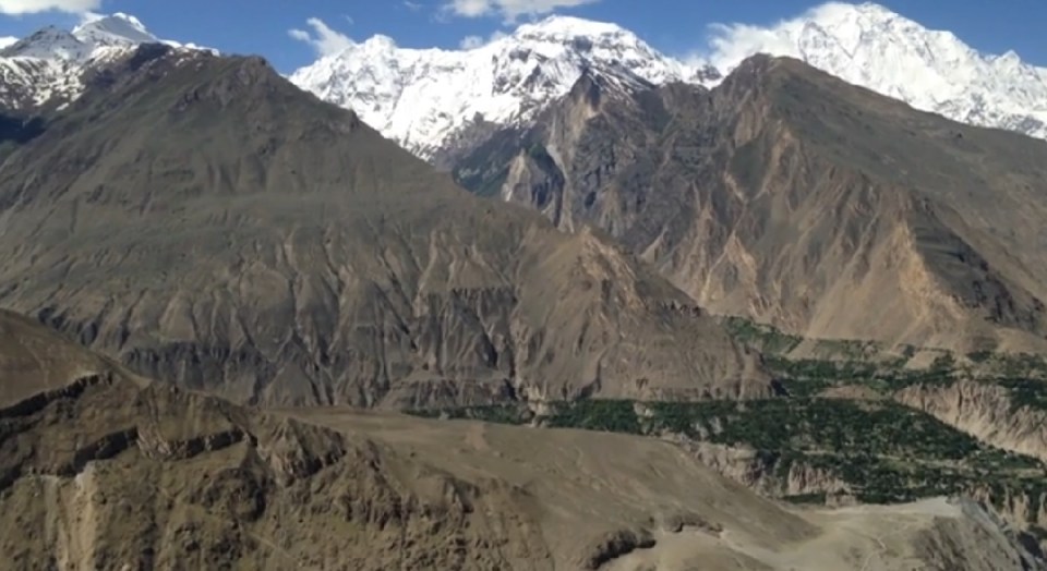 silk-roads_hunza_alikarim_2_60_majestic-peaks-surrounding-karimabad-from-kkhs