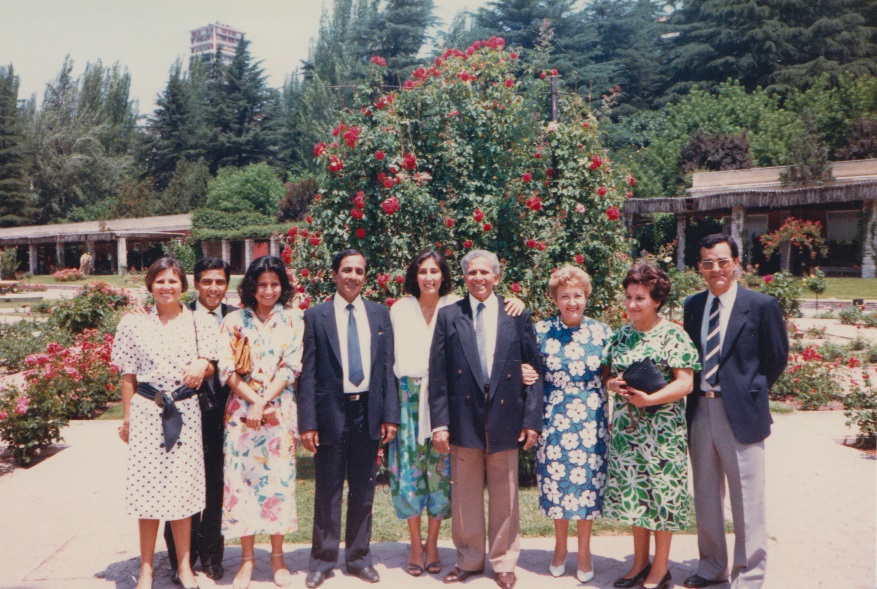 050 Alwaez Jehangir with brother Abdulmoahmed, sister-in-law Sakina and their family