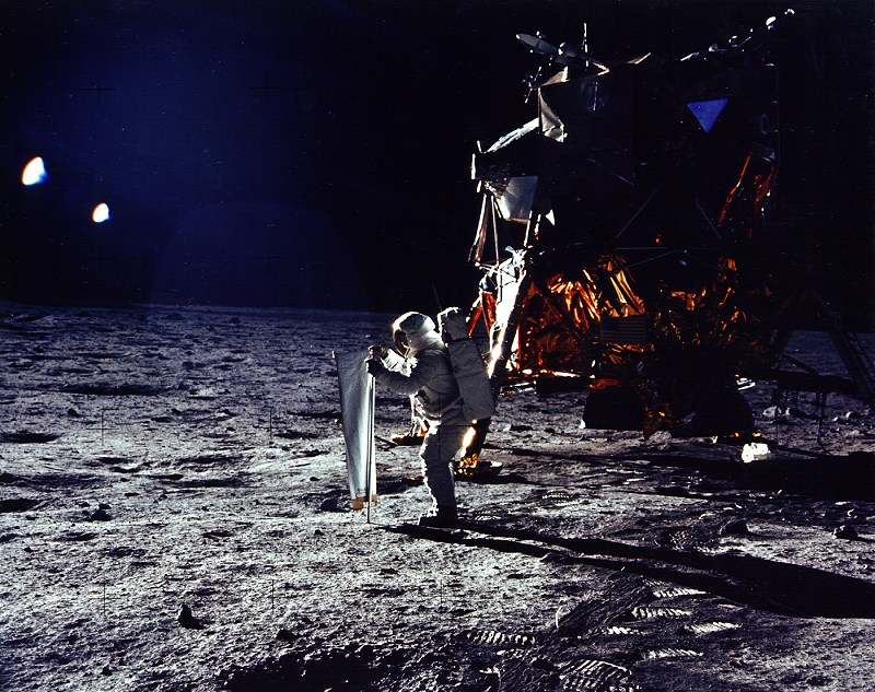 5872_Apollo 11 Aldrin erects solar wind experiment