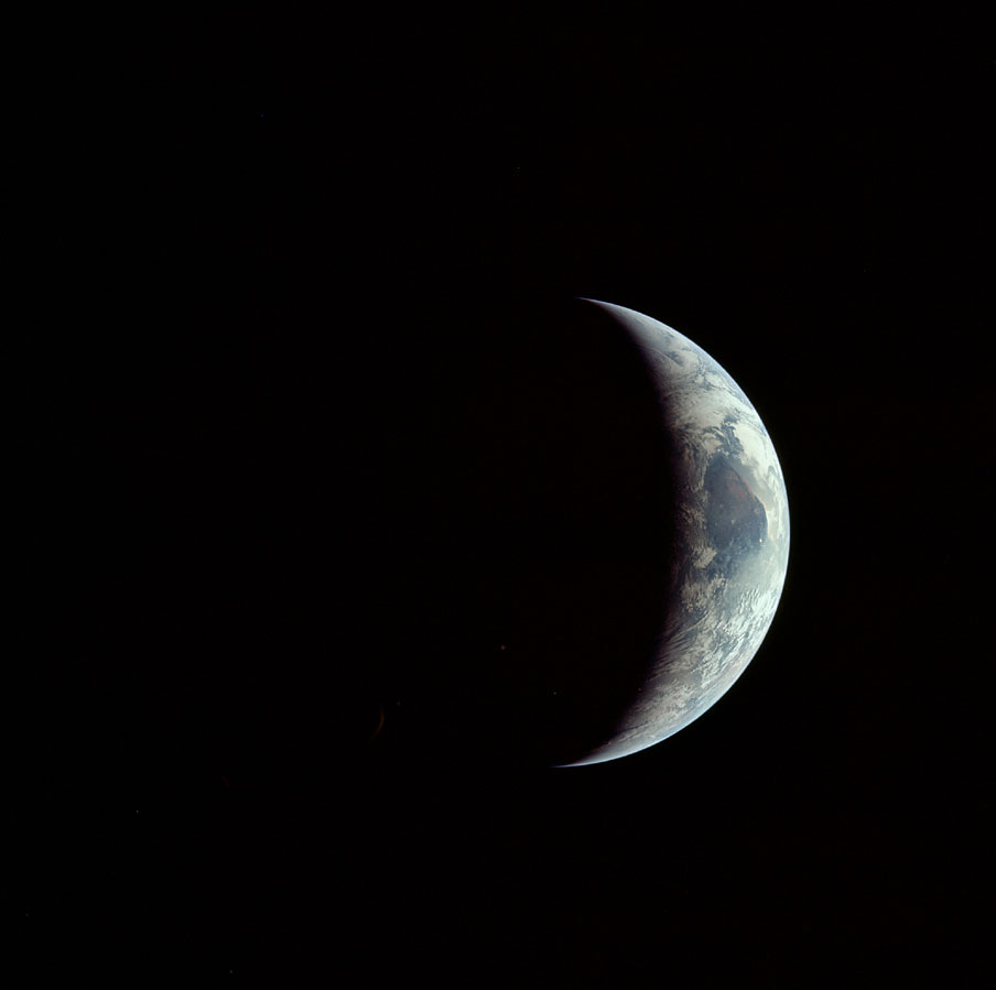 AS11-44-6689_crescent Earth photographed during return trip
