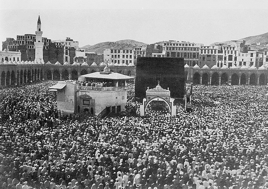 04656v_Mecca, ca. 1910. Bird's-eye view of Kaaba crowded with pilgrims