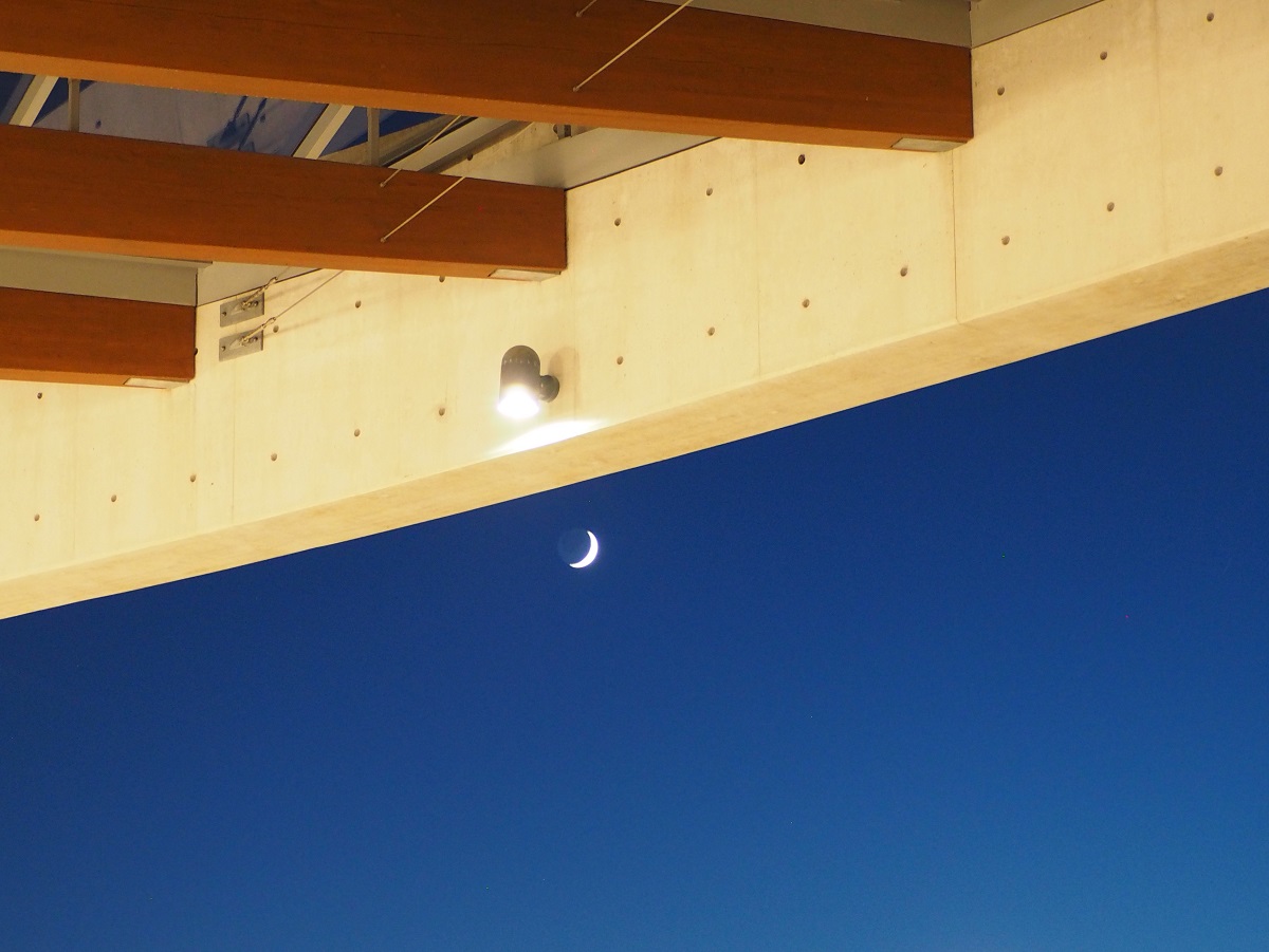 9:09 -10:40 PM: The Crescent Moon over the Aga Khan Park on July 23, 2020. Photo: Malik Merchant / Simergphotos.