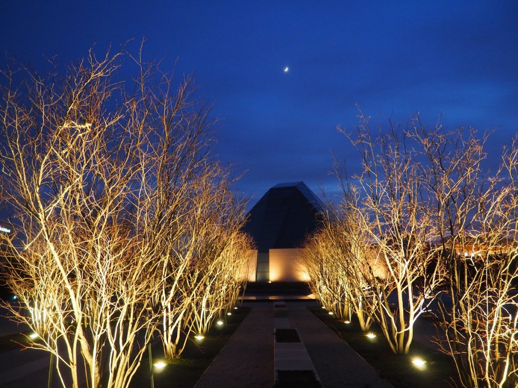 Ismaili Centre Jamatkhana Simergphotos, Waxing Crescent Moon