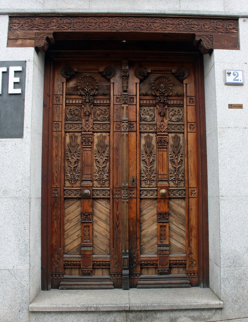 "Doors" of Morocco, Spain and Portugal photographed by Shiraz Bandali of Edmonton., Alberta, Canada and published by Simerg.com and Simergphotos.com