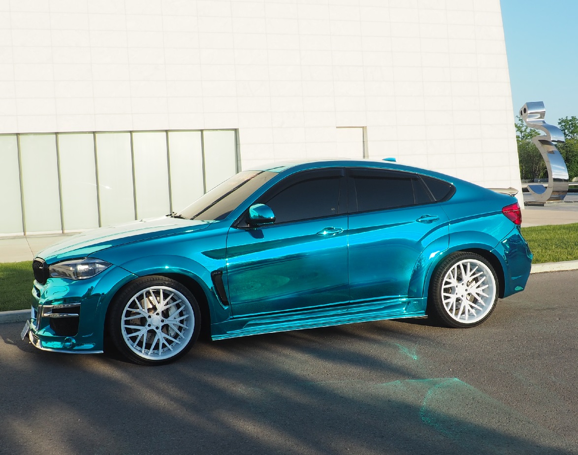 Photo of the Day: A new visitor to Aga Khan Museum - a custom built BMW with 850 HP finished in mirror like chrome teal. Note the reflection of the colour on the tarmac.