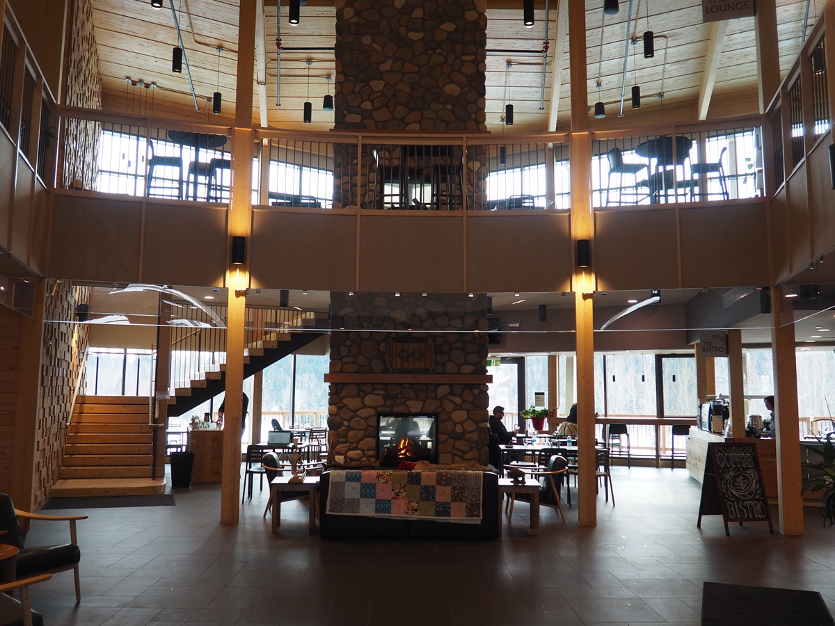 Dining Metis Crossing