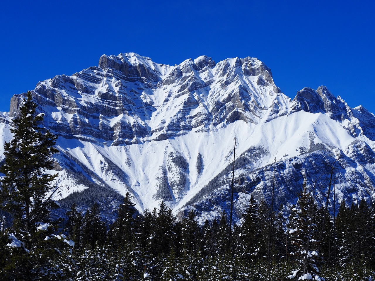 Lake Minnewanka Look Drive