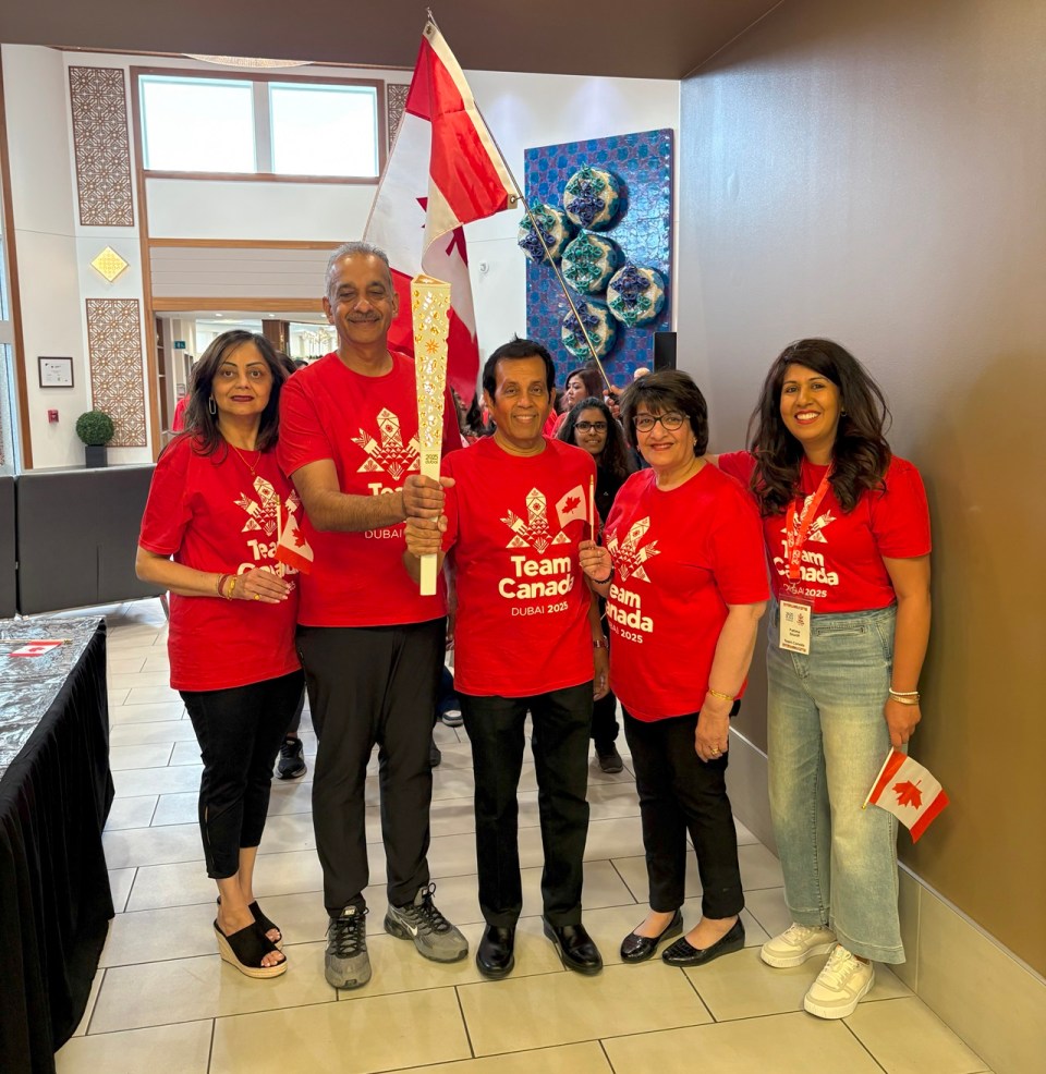 Fatima Shariff (right), Canada lead for Global Encounters, with the MGH Care Centre Mukhi Bashir Somani, Mukhiani Yasmin Somani, Kamadia Allaudin Alibhai and Kamadiani Hamida Alibhai, as they hold the Fanoush before it is introduced to the seniors and residents of MGH Care, May 31, 2025. Photograph: Malik Merchant / Simergphotos.